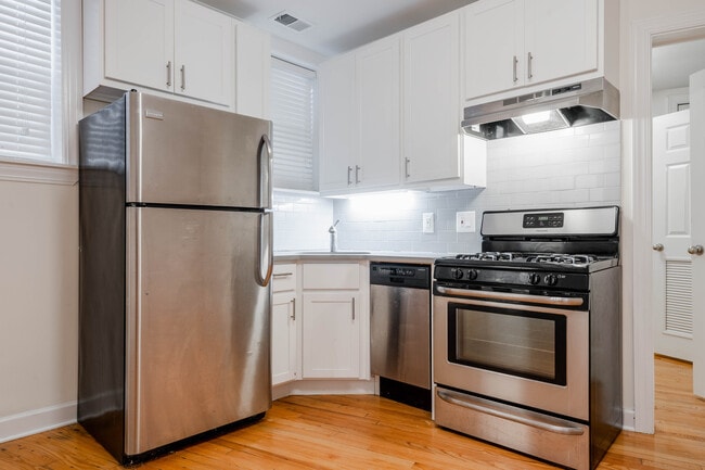 Photo - 630 W Roscoe St Apartments Unit GDN