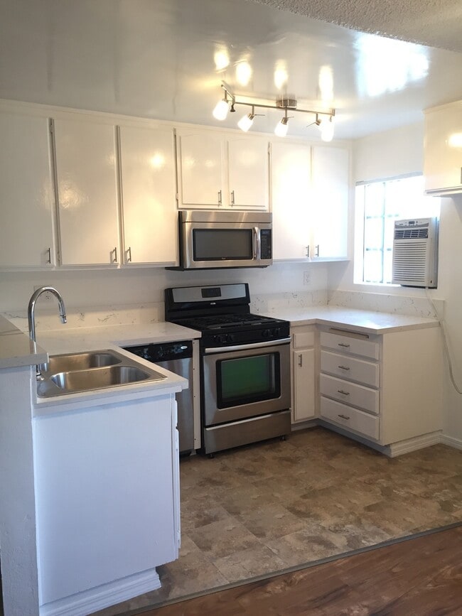 Photo - Beautiful 1 Bed/1 Bath Condo Apartment with Private Balcony, Hardwood Flooring, Pool, and AC