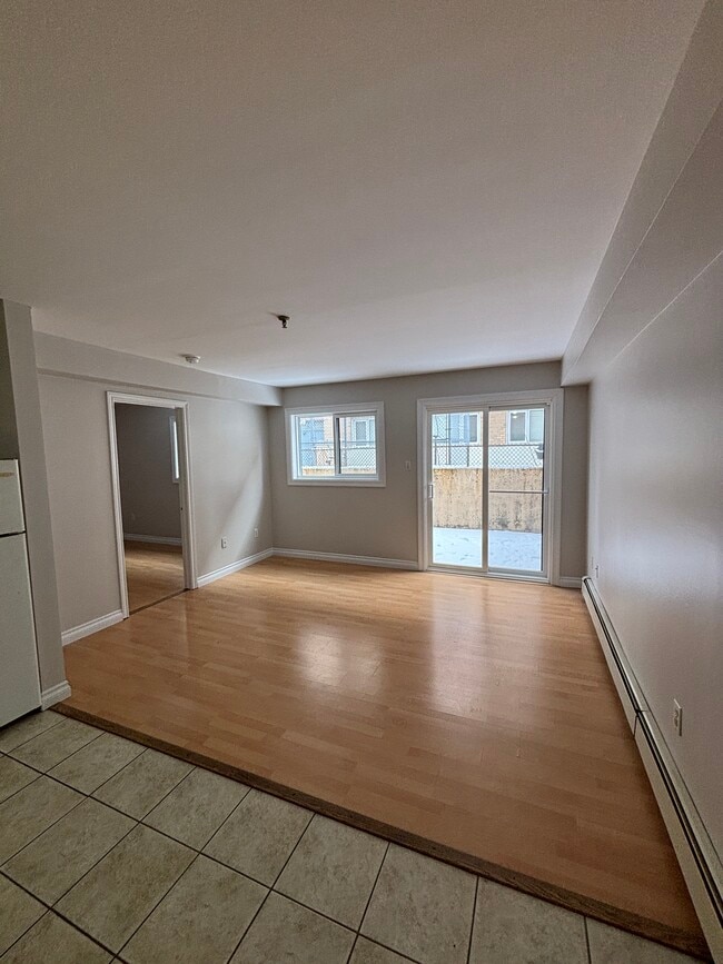 Building Photo - 3034 Windsor St Unit 102