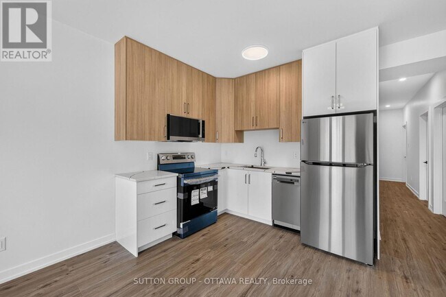 Photo - 944 Woodroffe Ave