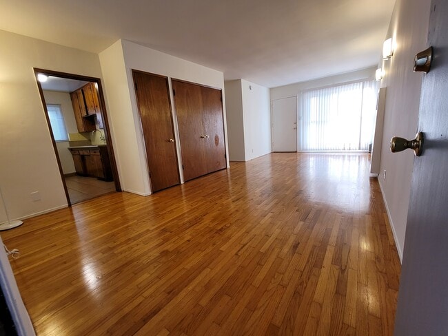 Building Photo - 2360 Walgrove Ave Unit 3