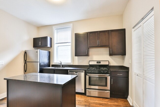 Photo - Bucktown 2bed/1bath...NEXT TO THE 606 TRAIL! In-Unit Laundry & Central Air! Unidad 1