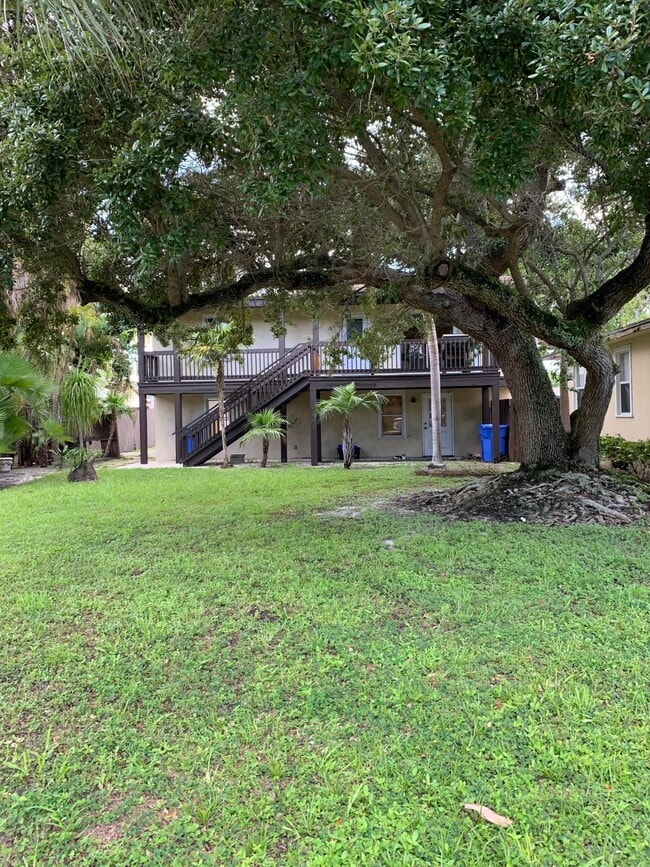 Building Photo - 121 S Oak St