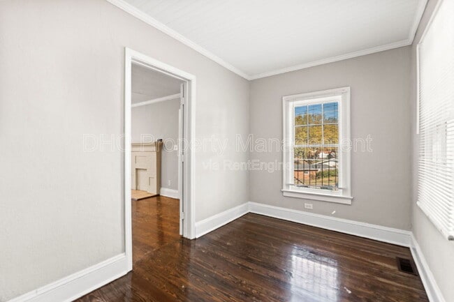 Photo - 76 Burbank Dr NW