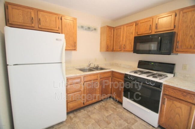 Photo - 922 Emerald Ave NE