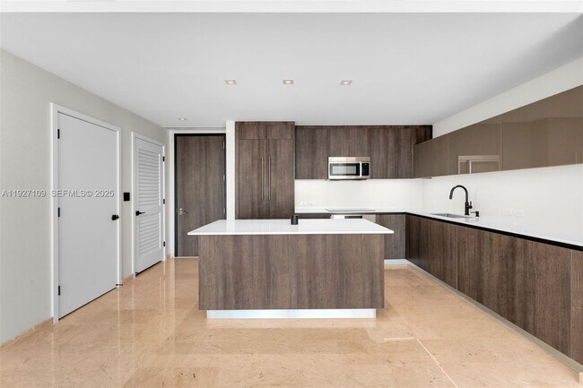 Building Photo - 88 SW 7th St Unit 3907