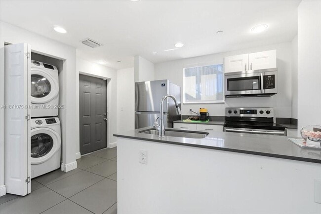 Building Photo - 541 NW 33rd St Unit 1