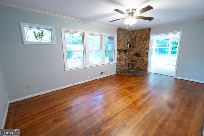 Photo - 1005 College Station Rd