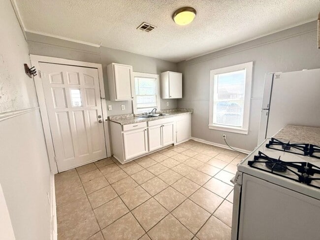 Photo - Charming Cottage with Spacious Yard in Lake Charles!