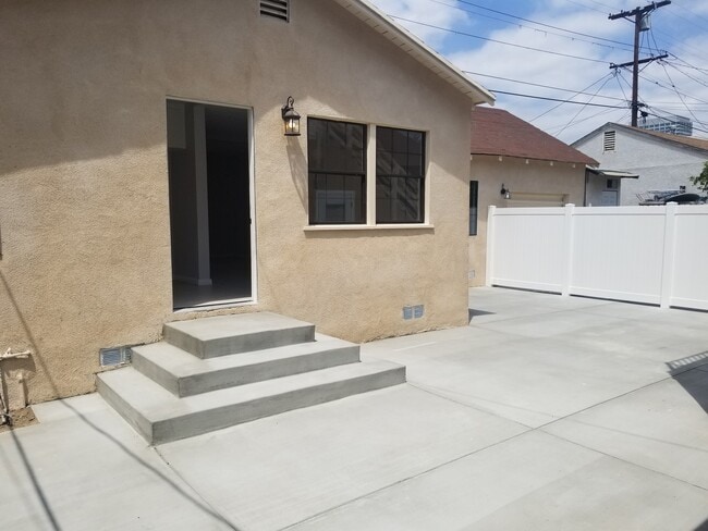 Building Photo - 537 W Milford St Unit B