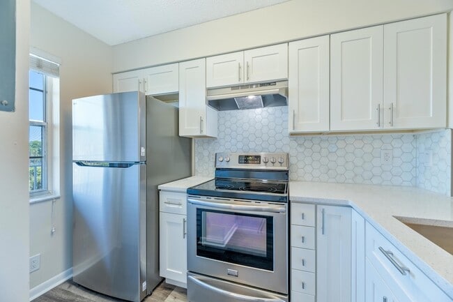 Building Photo - 2226 N Cypress Bend Dr Unit 308