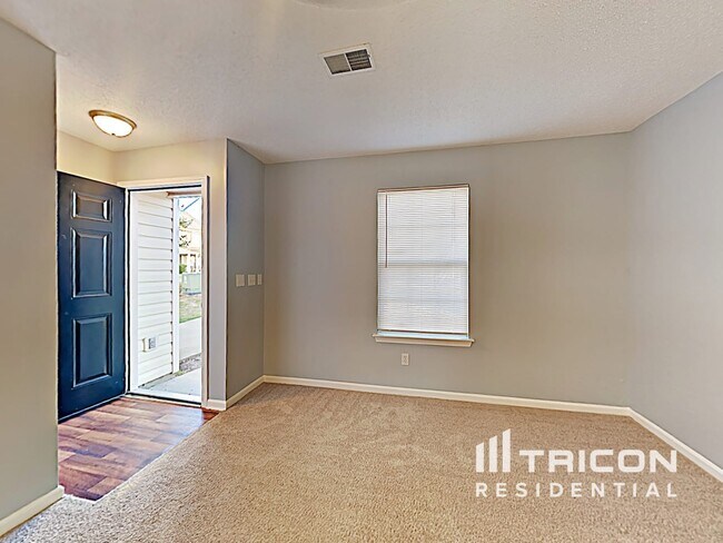 Photo - 208 E Waverly Pl Ct