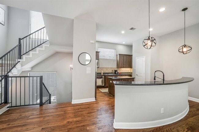 Photo - 904 Roy St
