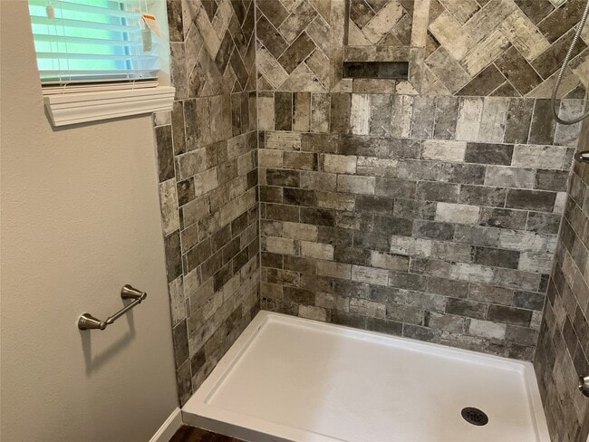 Photo - 304 S Shadowbend Dr