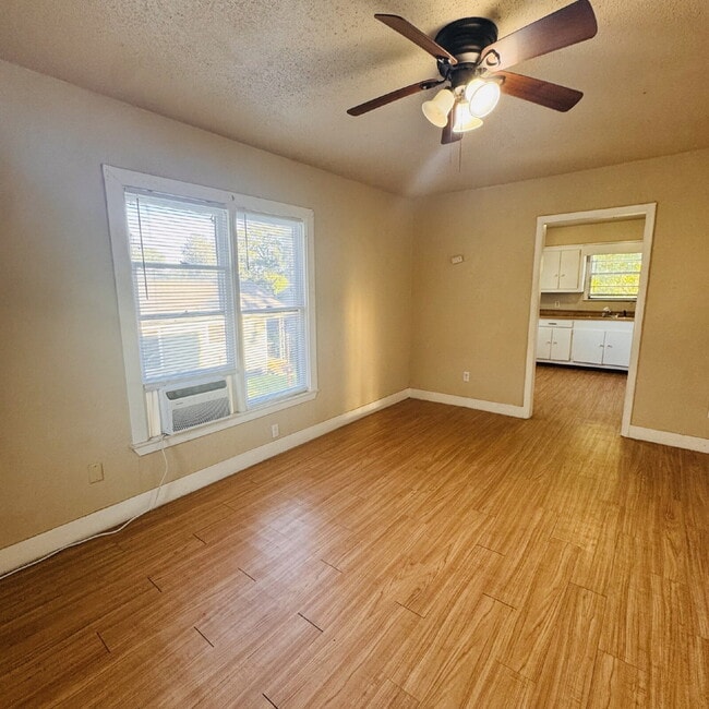 Building Photo - 4024 Howard St Unit B