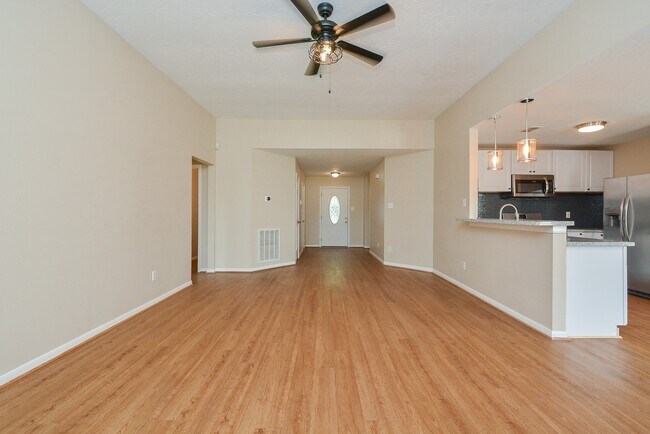 22811 Market Square Ln