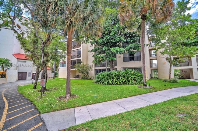 Building Photo - 2311 S Cypress Bend Dr Unit 316B