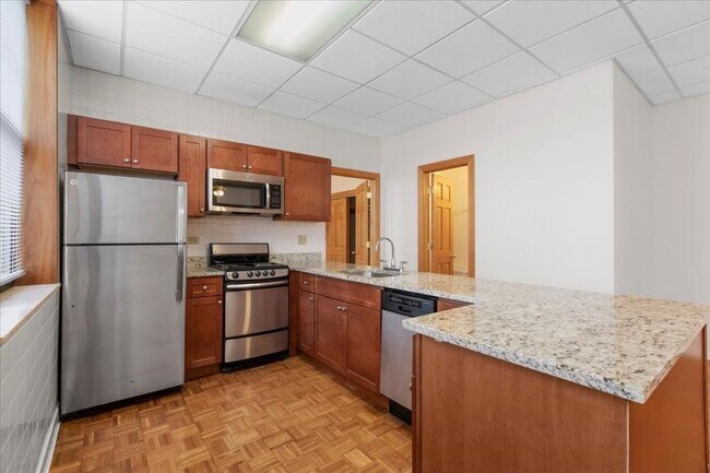 Building Photo - 2 bedroom in Chicago IL 60657 Unit 402