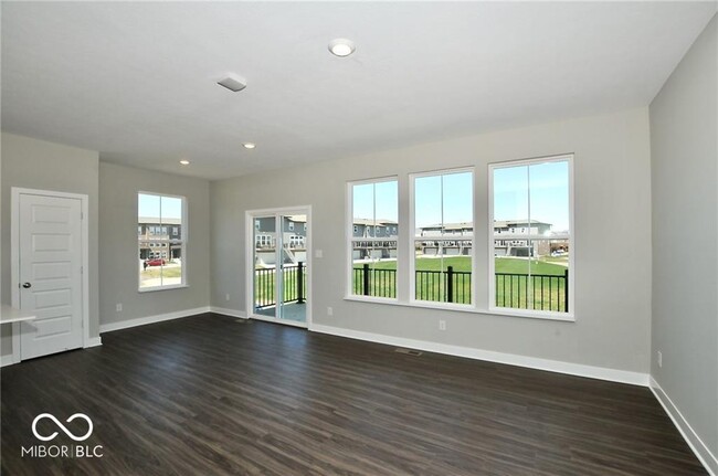 Photo - 916 Yorkshire Ln