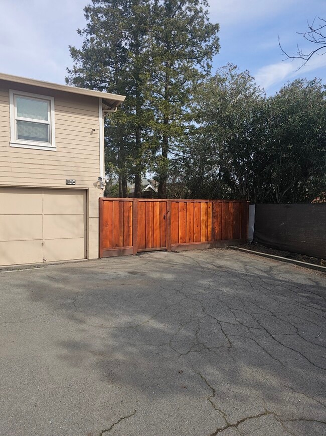 Building Photo - 1842 Lynwood Dr Unit 1842 Lynwood Dr. Apt A