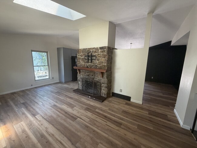 Photo - 3819 Midsummer Ln S
