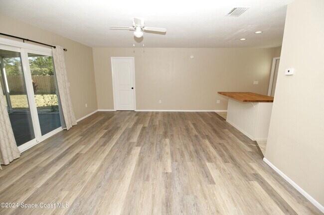 Photo - 473 Lisa Rd NE