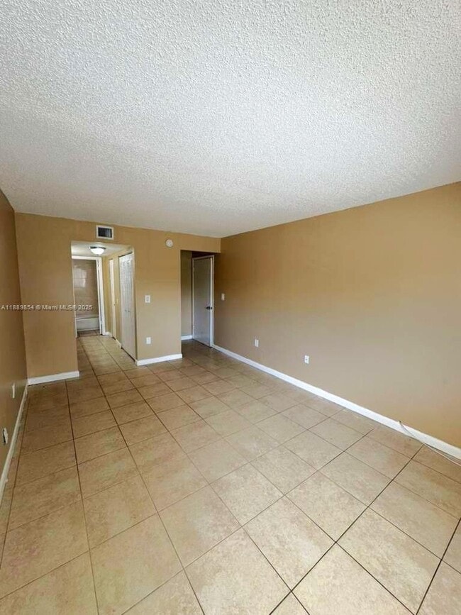 Photo - 711 N Pine Island Rd Unidad 213