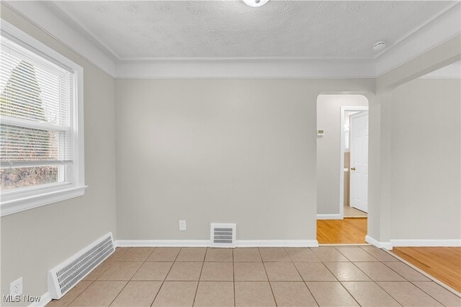 Photo - 498 E 250th St