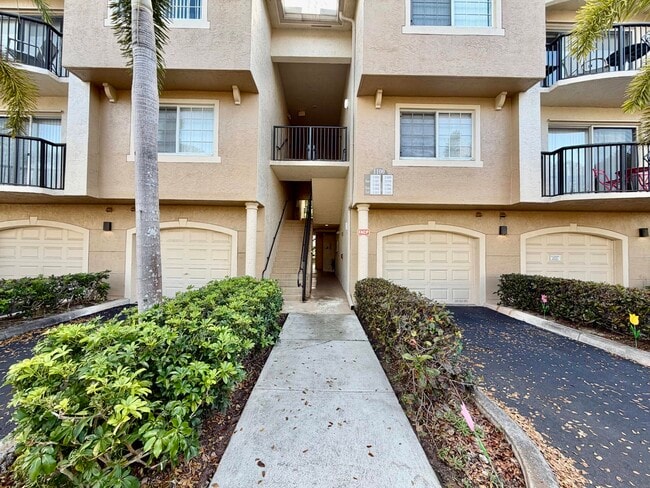 Building Photo - 1100 Crestwood Ct S Unit 1108
