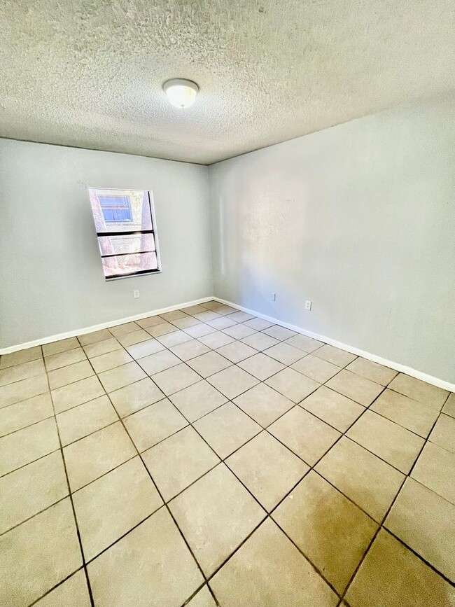 Photo - SPACIOUS 2BR/1BA Lakeland Duplex! NO APPLICATION FEE!!