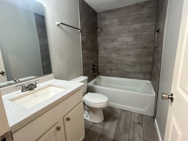 Photo - 18 Foxboro Cv Unidad R