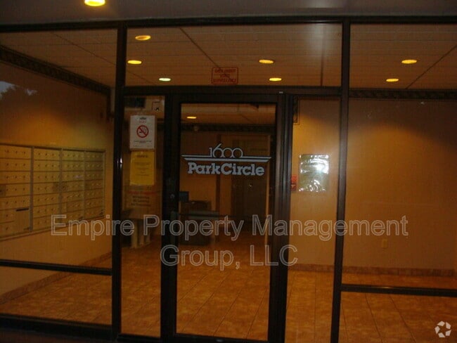 Building Photo - 1600 Park Cir Unit Apt 1003