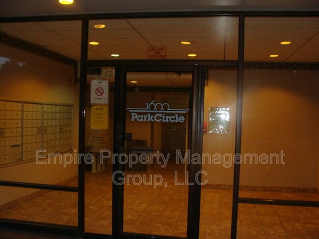 Building Photo - 1600 Park Cir Unit Apt 1003