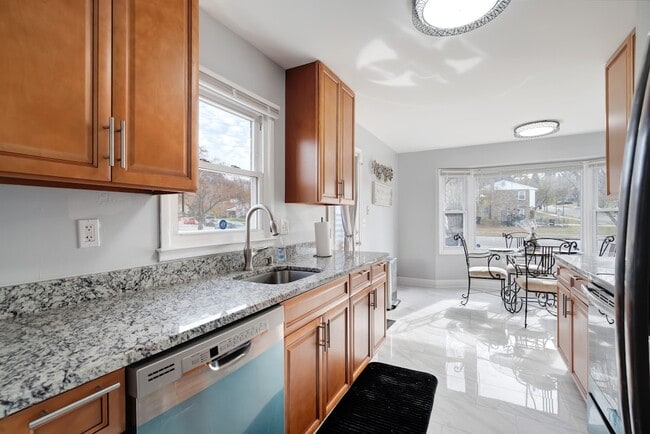 Kitchen - 900 E Tantallon Dr