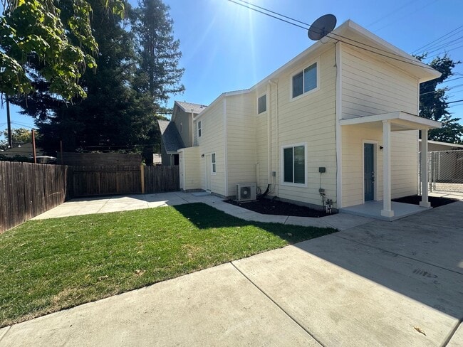 Building Photo - 3 Bedroom 2 Bathroom Home with Yard