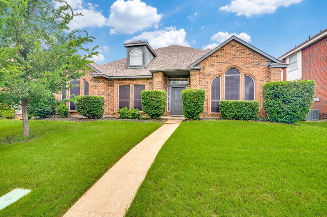 Building Photo - "Spacious 3-Bedroom Gem with 2 Full Baths in Garland – 2276 Sq Ft of Comfort Awaits!"