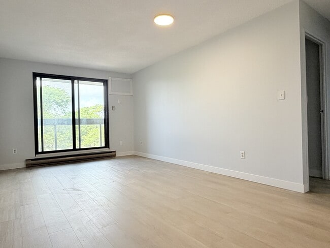 Building Photo - 1653 Ouellette Ave Unit 402