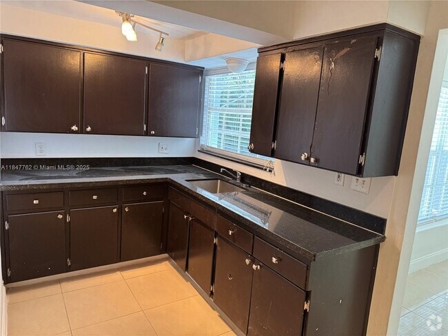 Building Photo - 2024 NE 26th St Unit 1 Rental