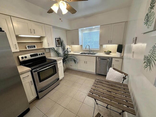 Photo - 950 E Dayton Cir