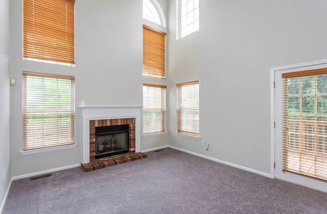 Photo - 105 Farrington Ct