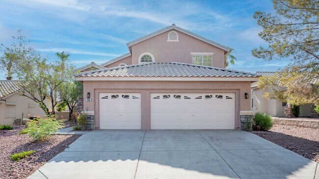 Nice 3-car garage house - Nice 3-car garage house