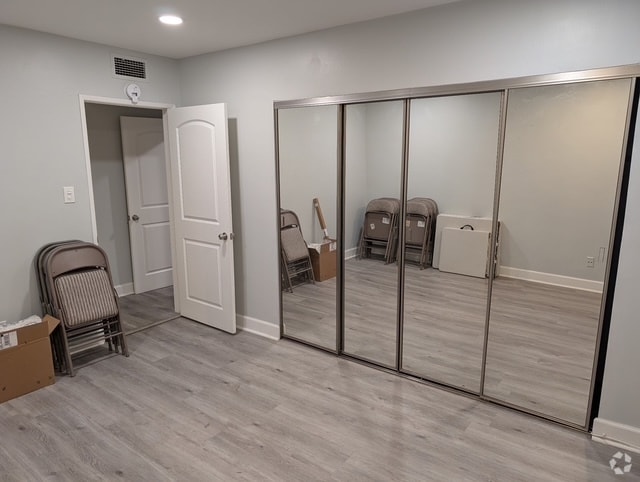 Building Photo - 400 S Los Robles Ave Unit bedroom in #108 Rental