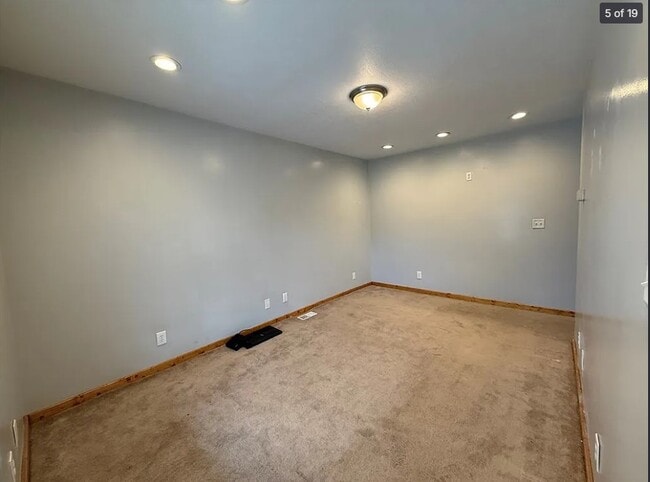 Building Photo - 635 Valley St