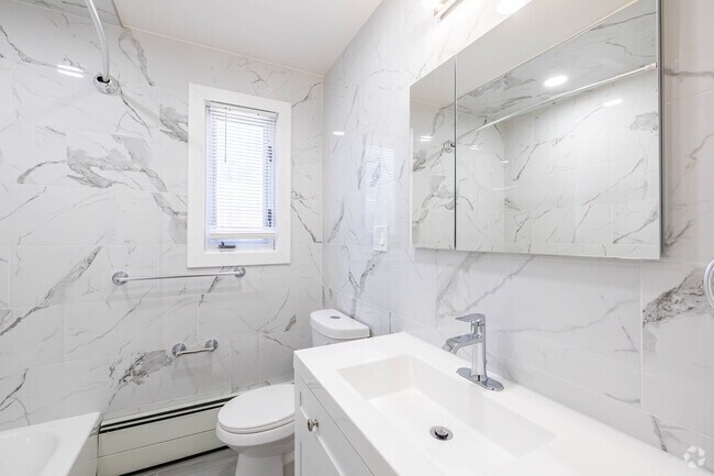1BR, 1BA - 819SF - Bathroom