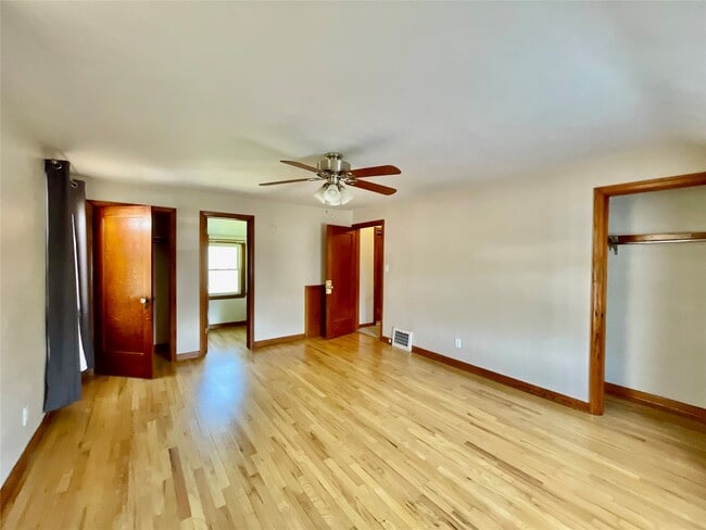 Photo - 2727 Hall St