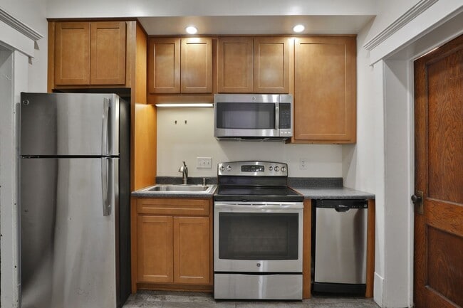 Photo - Great CENTRAL Location 5 Bedroom House - Virtual Showings Available