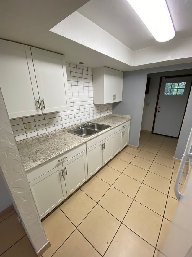 Photo - Beautiful, 1/2 of duplex close to I-4