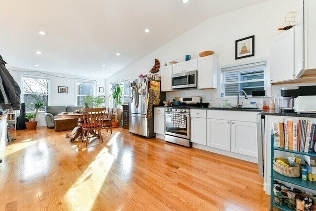 Building Photo - 236 Havre St Unit #3 Rental