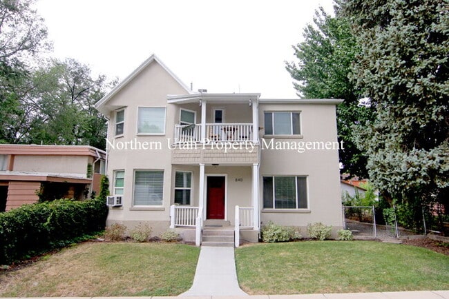 Building Photo - 1 Bed 1 Bath Lower Unit 2