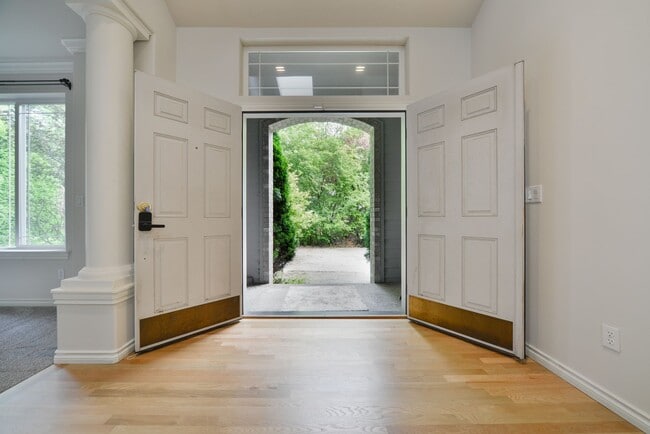 Photo - Nice 5 Bed / 2.5 bath house for rent in Kenmore.